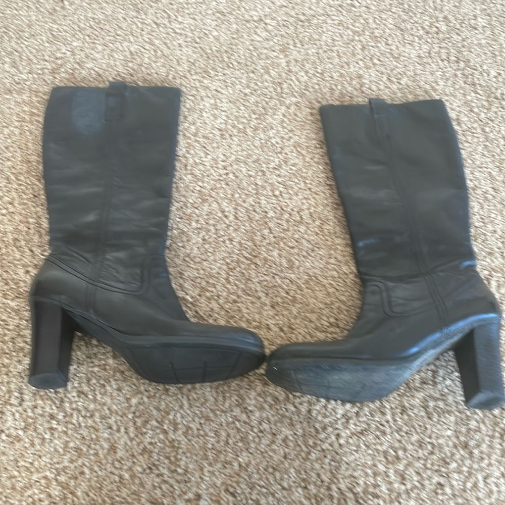 Women’s tall, below the knee black boots gently worn in size 10